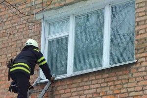 Розібрали частину стіни: 300-кілограмового чоловіка витягали з дому підйомним краном