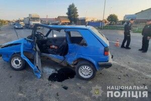 Поблизу Луцька зіткнулися Volkswagen та Renault, один водій у лікарні