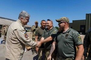 Стало відомо, куди Порошенко привіз дві тисячі дронів