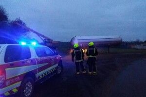 Біля Дубно перевернулась вантажівка з цистерною аміаку (Фото)