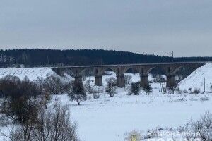 Поліцейські врятували 16-річного хлопця, який пішов на побачення, а опинився на мілині посеред річки (Фото)