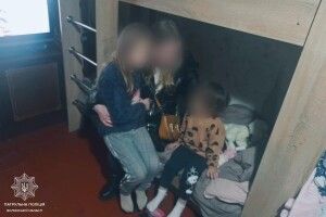 У Луцьку п'яна матір залишила своїх доньок самих у квартирі