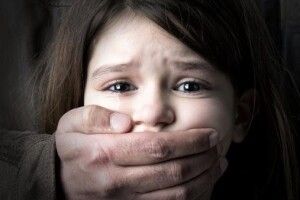 Винесли вирок батькам, які знімали чотирирічну дочку в порно
