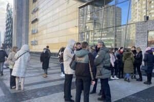 У Києві терміново евакуюють людей з торгового центру (Відео)