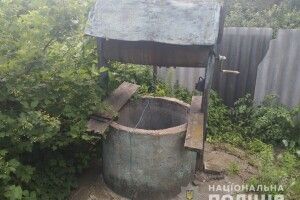 Чоловік понад тиждень пив воду з криниці, де плавав труп його жінки (Фото)