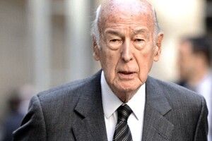 «Мацав за сідниці під час інтерв'ю»: німецька журналістка звинуватила в сексуальних домаганнях... 94-річного експрезидента Франції 