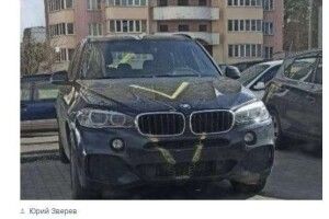 росіяни безсоромно торгують краденими в Україні машинами (Фото)