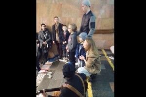 Діти, які в харківській підземці ховаються від обстрілі, заспівали гімн України (Відео) 