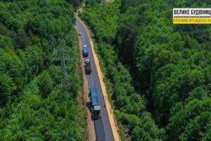 На дорозі від Шацька до Любохин кладуть останній шар асфальту