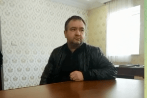 Підполковнику, який втік із Києва, колеги вручили квіти (Відео)