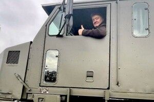 Порошенко везе з Британії найбільший танковий тягач Oshkosh: скоро буде перевозити танки НАТО для ЗСУ