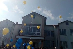 Без пісень і танців, з короткими промовами-побажанями і новими першокласниками