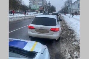 У Володимирі-Волинському оштрафували водія, який дрифтував посеред площі