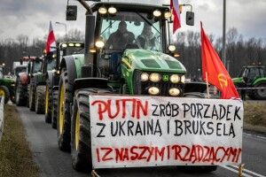 Польські фермери поблизу Волині знову вийшли із плакатами з пропутінськими гаслами
