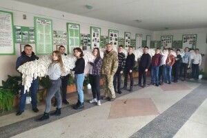Світязькі ліцеїсти передали маскувальну сітку танкістам 14-ої бригади