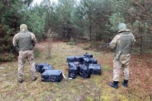 Біля волинського села шуганули чотирьох контрабандистів, які несли цигарки та медпрепарати