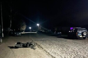 На Поліссі водійка легковика збила мотоцикліста  