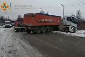 На Волині пожежна автоцистерна витягала фуру, яка з’їхала з дороги (Відео)