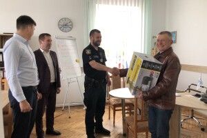 На Волині поліцейському офіцеру громади подарували принтер