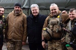 На Донбасі точаться важкі бої, але хлопці готові йти на Донецьк і далі – Порошенко