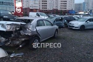 П'яний водій на Mercedes влетів у автостоянку, розтрощивши 4 машини