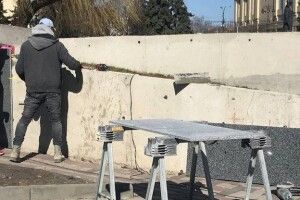 Луцький фонтан обкладають гранітом (Відео)