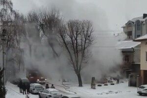 Центр Луцька в диму: рятувальники працюють у приміщенні колишнього кінотеатру 