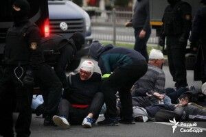 У Білорусі протестувальники б'ються з силовиками Лукашенка (Відео)