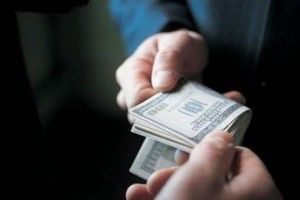 На Волині секретаря суду судитимуть за хабар