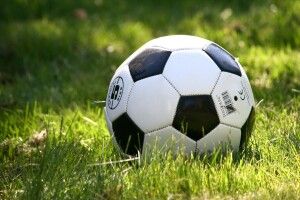 Бабуся побила 7-річного хлопчика, розцарапала йому обличчя, а потім відібрала м'яч 