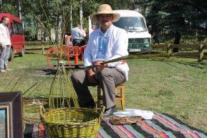За зиму маневичанин наплів пів сотні виробів із лози