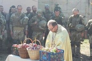 Волинські захисники, які боронять нашу землю на Сході, освятили яблука 