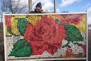 Волинський майстер зробив картину із кришечок від пластикових пляшок