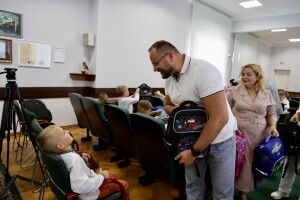 У Луцьку 62 потребуючих дітей отримали набори для навчання
