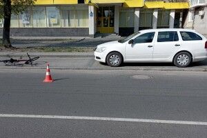 У Луцьку велосипедист зіткнувся з автівкою. Його мусили забирати в лікарню