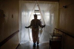 Куди не глянь – трупи: в одній з «ковідних» лікарень тіла мертвих по кілька годин лежать з живими (Фото)