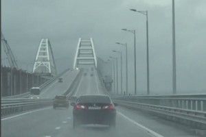 «Справжній бандерівець»: плавучий кран зірвався з якоря і атакував Керченський міст