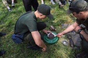Волинські гвардійці навчали молодь розрізняти міни (Фото)