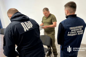 Військком бив водія битою і змушував навколішках вимолювати пробачення (Відео)