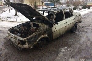 В райцентрі на Рівненщині горів «раритетний» автомобіль
