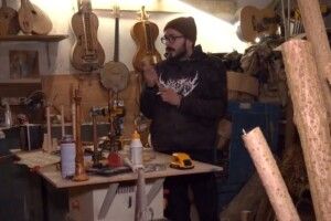 Майстер-самоучка з Луцька робить скрипку-довбанку з Лесиного ясена (Відео)