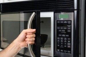 В Японії до кінця року знищать всі мікрохвильовки