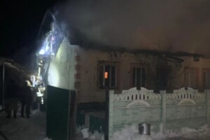 На Рівненщині серед ночі горів будинок, у якому мешкають дві сім’ї