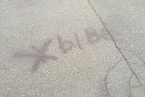 У Білорусі правоохоронці затримали 13-річну школярку, яка написала на асфальті «Жыве»