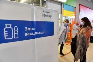 Юрист розповіла, чи законно відстороняти від роботи невакцинованих і не платити їм зарплату