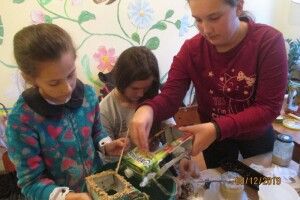 Ківерцівська малеча вивісила у парку власноруч виготовлені годівнички 