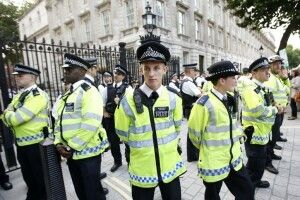 Британська поліція вже три тижні чекає, поки наркокур’єр… сходить у туалет