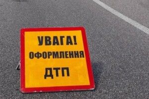 У селі на Волині авто врізалося у зупинку. 14-річного хлопця забрали у лікарню