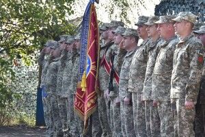 Вишиванку, стяг і різьблене яйце привезли бійцям 14-ї бригади на Луганщину земляки
