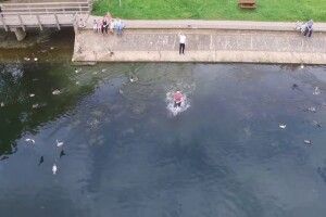 Інтрига до останньої секунди! Як хлопець намагався врятувати дорогий гаджет від падіння (відео)